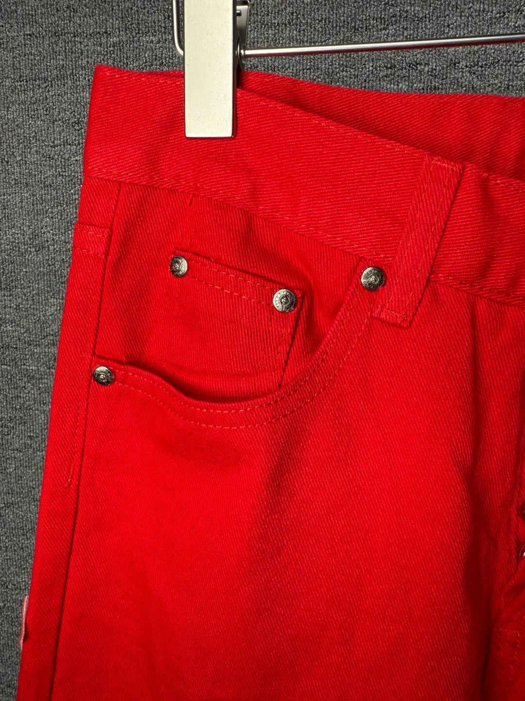 P270 💰 (Top version) CHROME HEARTS 25ss dopamine Chinese red cross leather washed jeans - Full of exploring the ultimate in fashion, Chrome Hearts' new Chrome Hearts pants not only present a unique style, the fresh ice blue color looks particularly youthful and energetic. The mid-high waist design is paired with a lazy and casual style, which not only shows long legs but also maintains a casual feel. It is a must-have fashion choice for trendy men and trendy women. Color: Dopamine Red Size: 28-30-32-34 (corresponds to S-M-L-XL)